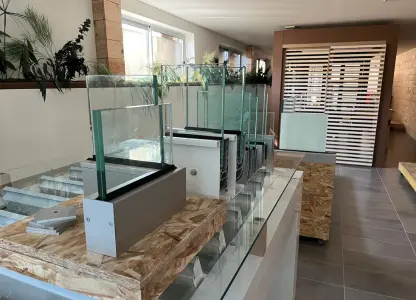 Glass Systems, fournisseur de fermeture en verre panoramique, garde-corps, brise-soleil sur mesure et de qualité