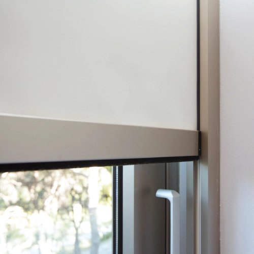 Caractéristiques techniques d'un store zip vertical motorisé pour pergola terrasse balcon