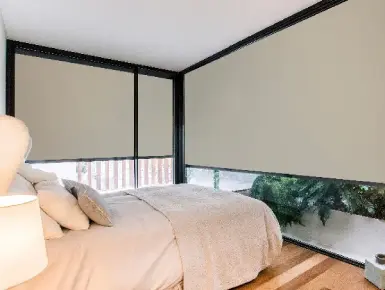 Store extérieur enrouleur occultant installé en extérieur pour une chambre avec grande baie vitrée