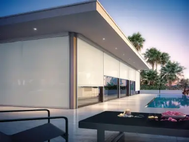 Installation de stores verticaux extérieurs occultants donnant sur une terrasse avec piscine