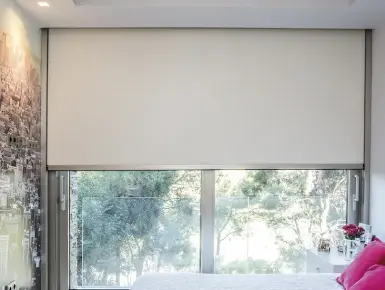 Store Vertical Motorisé extérieur avec coulisses de guidage pour une utilisation en intérieur