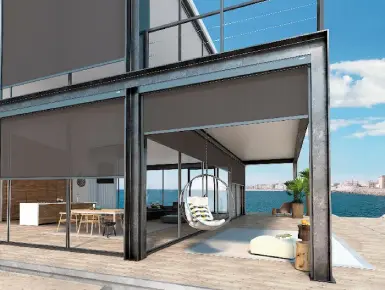 Installation de store enrouleur vertical extérieur pour une pergola