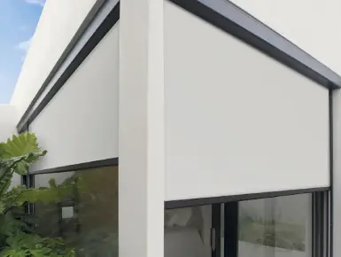 Vue depuis la terrasse de l'installation d'un store vertical extérieur installé pour obscurcir une pièce et réguler la température.