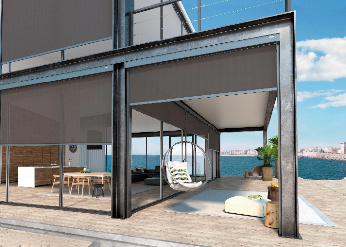 Store vertical enrouleur extérieur installé pour une pergola