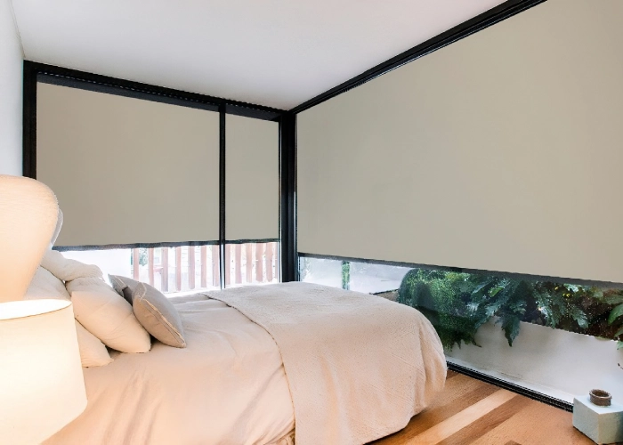 Store vertical enrouleur occultant installé en extérieur pour assombrir une chambre