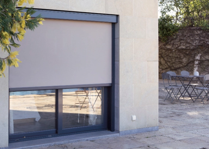 Store vertical enrouleur extérieur pour terrasse