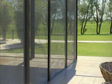 Accessoire optionnel pour transformer un store vertical extérieur en moustiquaire enrouleur grande dimension pour pergola, baie vitrée et grande fenêtre.